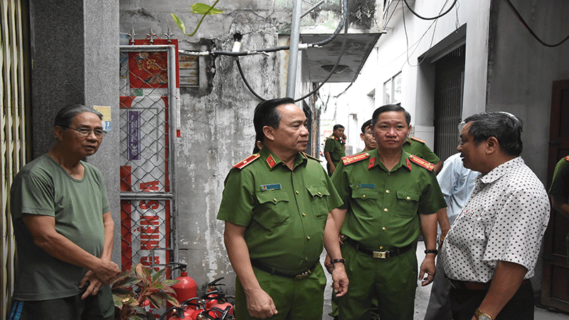 Thiếu tướng Huỳnh Thới An làm việc với lãnh đạo địa phương.