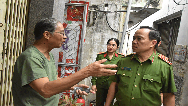 Thiếu tướng Huỳnh Thới An làm việc với hộ dân chung quanh.