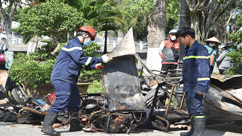 Lực lượng phòng cháy, chữa cháy và cứu nạn, cứu hộ đưa các vật bị cháy ra bên ngoài.