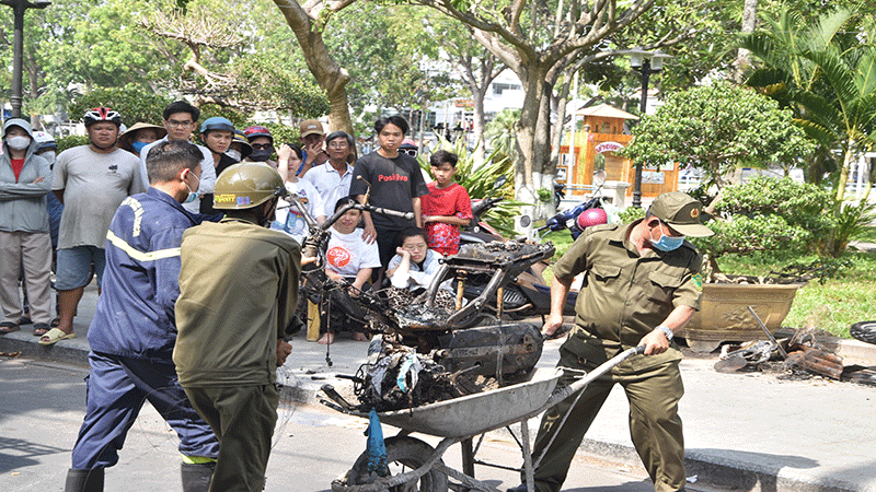 Lực lượng chức năng đưa các vật dụng ra bên ngoài để tìm thi thể người bị nạn.