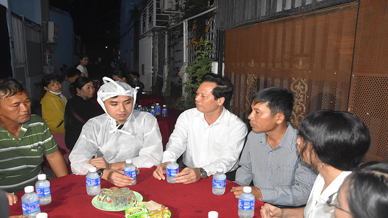 Lãnh đạo tỉnh Tiền Giang thăm hỏi, động viên gia đình nạn nhân. Lãnh đạo tỉnh Tiền Giang thăm hỏi, động viên gia đình nạn nhân.