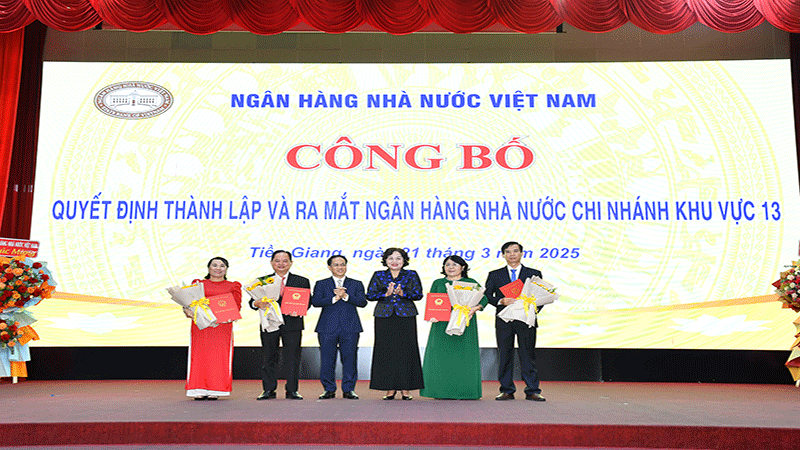 Trao quyết định và chúc mừng thành lập Ngân hàng Nhà nước chi nhánh khu vực 13, bổ nhiệm cán bộ ở một số vị trí. 