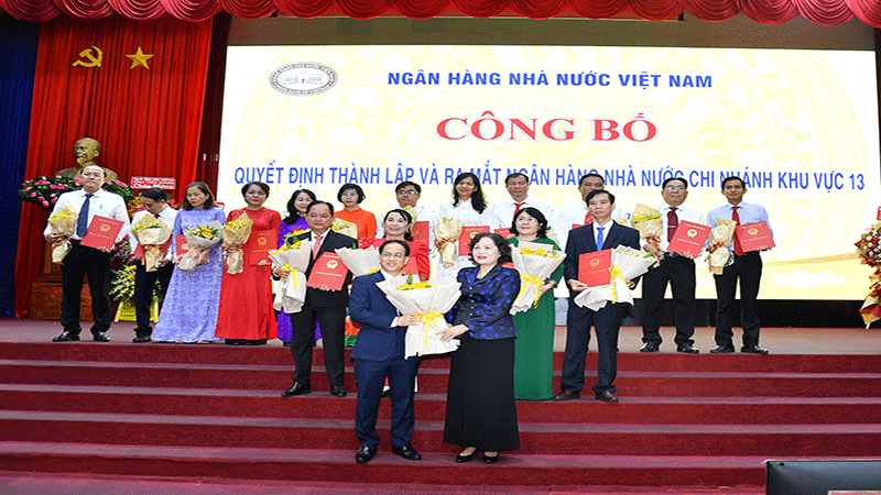 Lãnh đạo Ngân hàng Nhà nước Việt Nam tặng hoa chúc mừng thành lập ngân hàng nhà nước khu vực và các cán bộ lãnh đạo của khu vực.