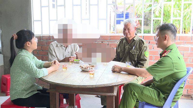 Công an xã Tân Phú, các ban, ngành, đoàn thể địa phương đến thăm hỏi ông L.V.T (ảnh: THANH VIỆT).