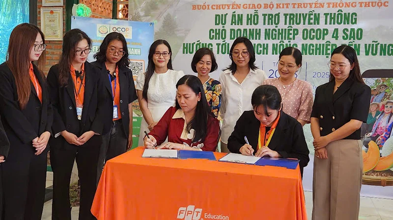 Lễ ký kết bàn giao bộ kit truyền thông.