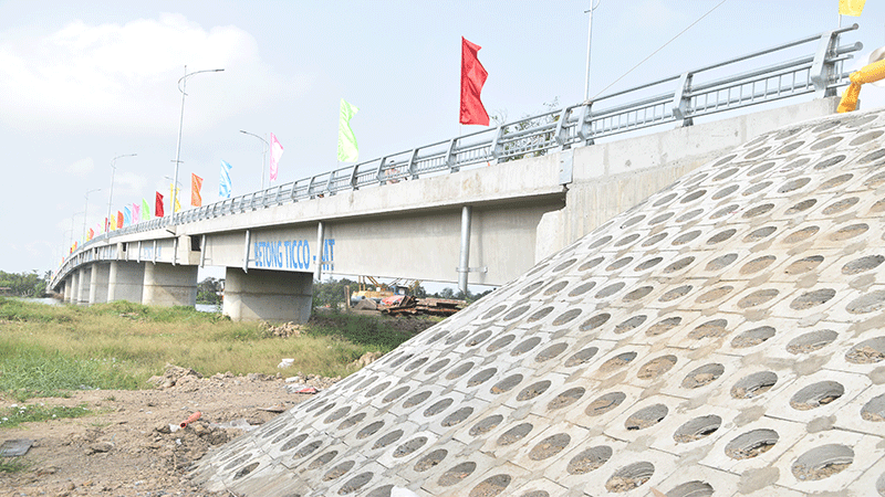 Cầu tân Phong nối đất liền với xã cù lao.