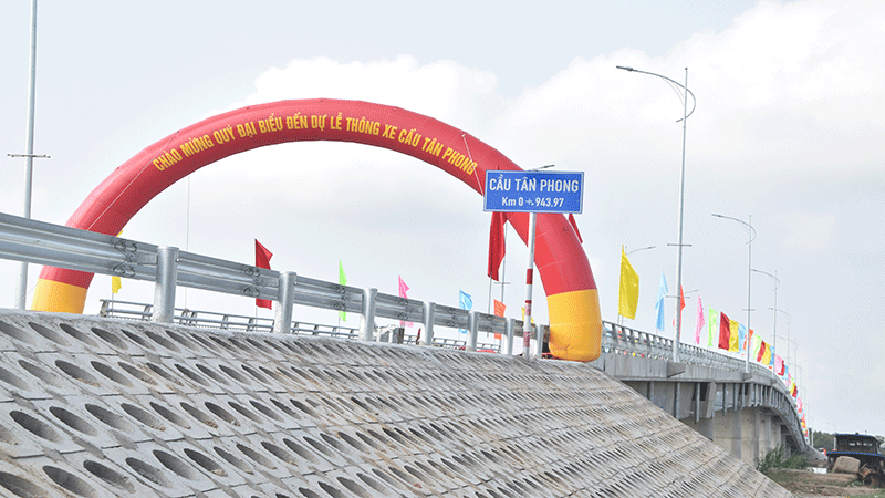 Cầu Tân Phong trước giờ thông xe.