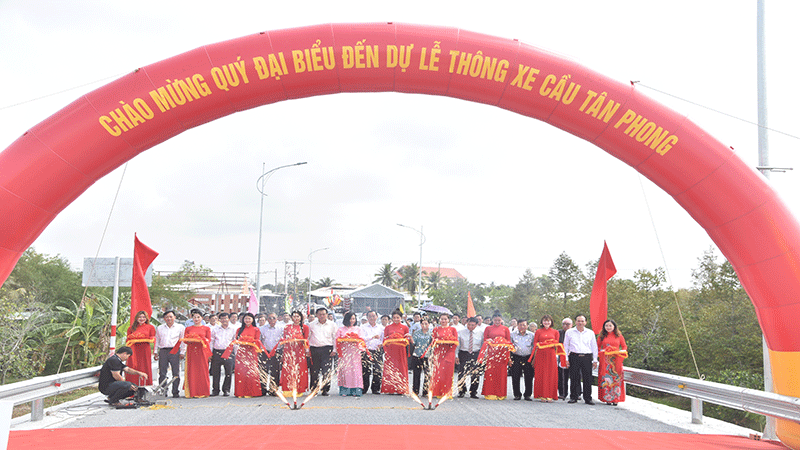 Nghi thức thông xe cầu Tân Phong.