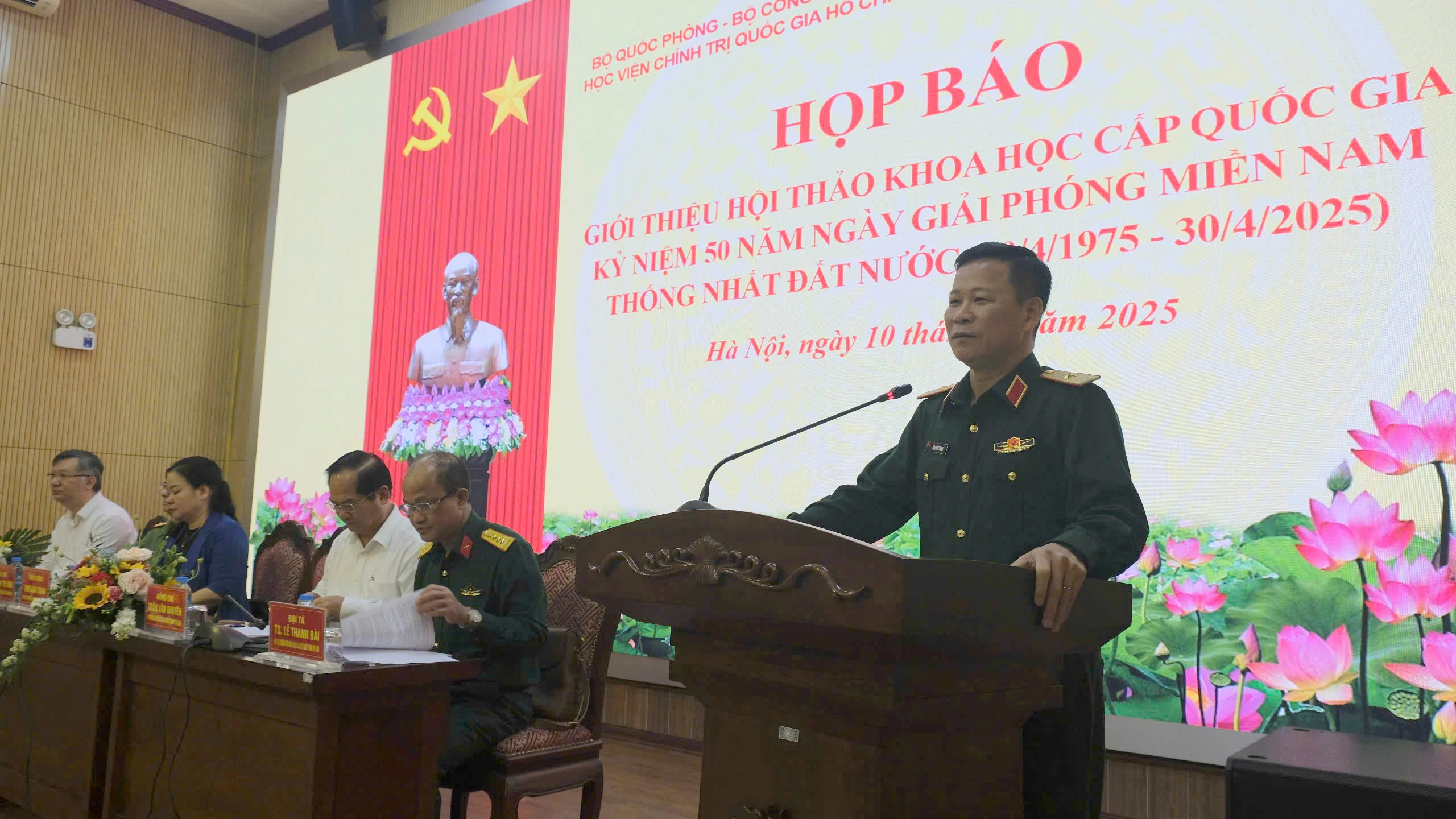 Thiếu tướng Tống Văn Thanh, Phó Cục trưởng Cục Tuyên huấn, Tổng cục Chính trị Quân đội nhân dân Việt Nam phát biểu khai mạc họp báo. (Ảnh: NINH CƠ)