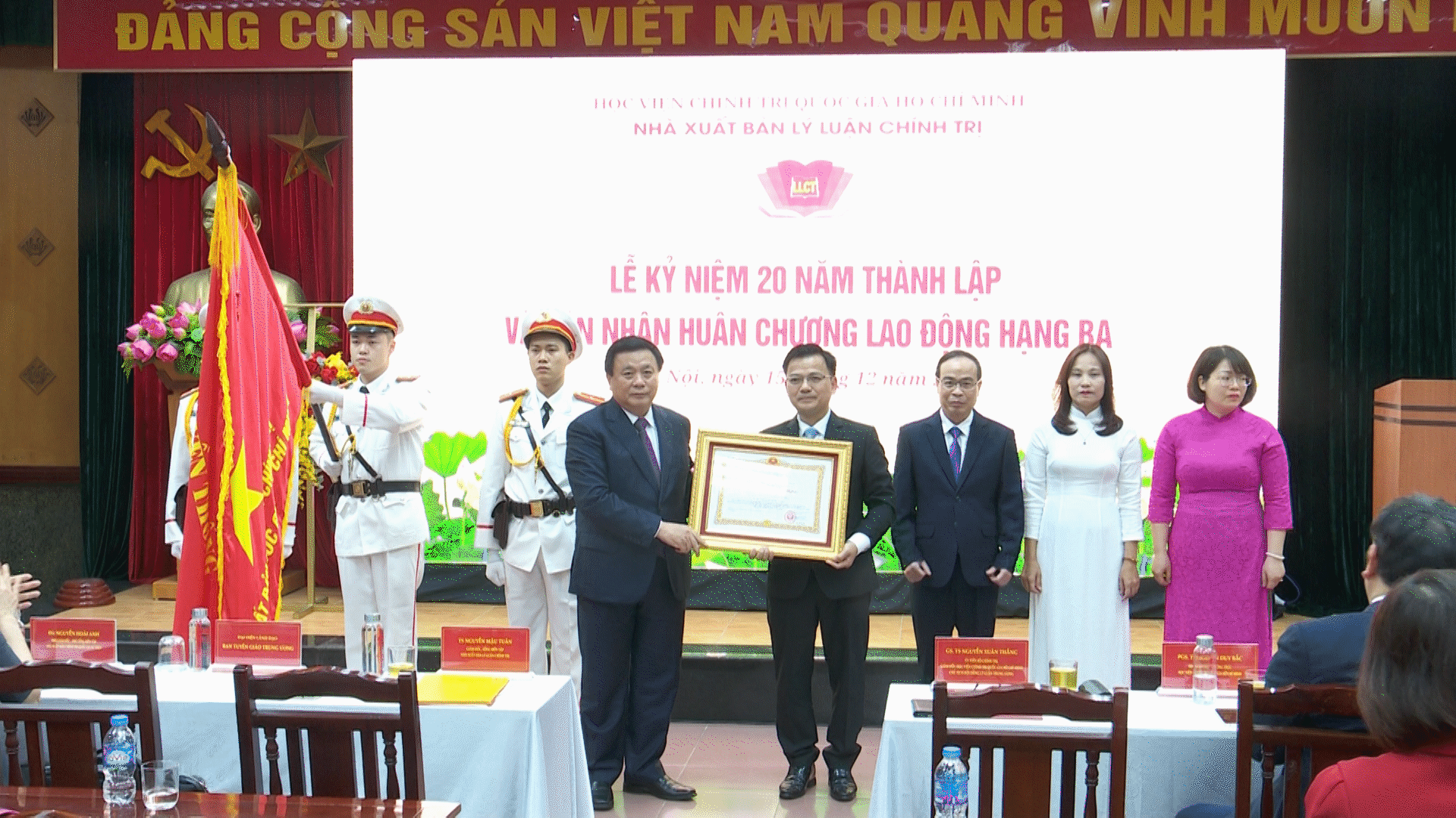 GS, TS Nguyễn Xuân Thắng, Ủy viên Bộ Chính trị, Giám đốc Học viện Chính trị quốc gia Hồ Chí Minh, Chủ tịch Hội đồng Lý luận Trung ương, thay mặt Đảng và Nhà nước trao Huân chương Lao động hạng Ba cho Nhà xuất bản Lý luận chính trị.