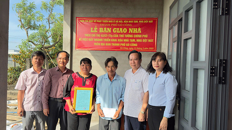 Trao nhà ở xã hội cho gia đình hộ cận nghèo tại thành phố Gò Công (Tiền Giang).