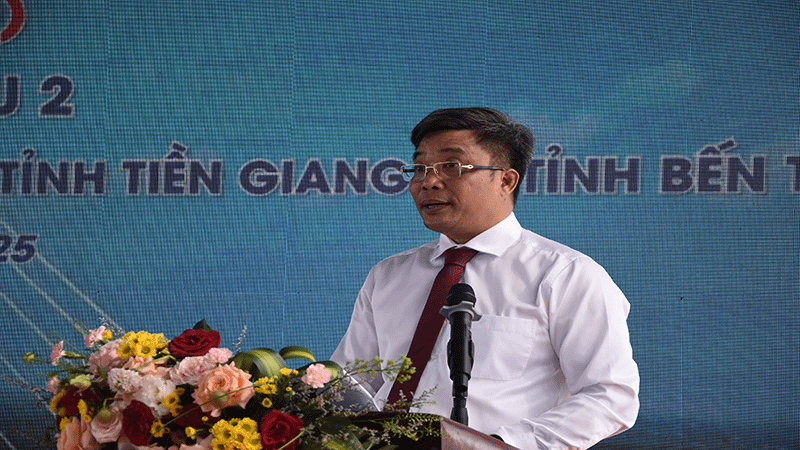 Giám đốc Ban dự án Mỹ Thuận (Bộ Xây dựng) Trần Văn Thi phát biểu tại buổi lễ hợp long. Giám đốc Ban dự án Mỹ Thuận (Bộ Xây dựng) Trần Văn Thi phát biểu tại buổi lễ hợp long.