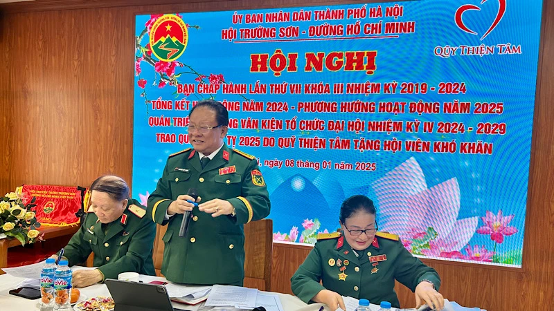 Chủ tịch Hội Trường Sơn-đường Hồ Chí Minh thành phố Hà Nội Nguyễn Đức Thuận phát biểu khai mạc hội nghị.