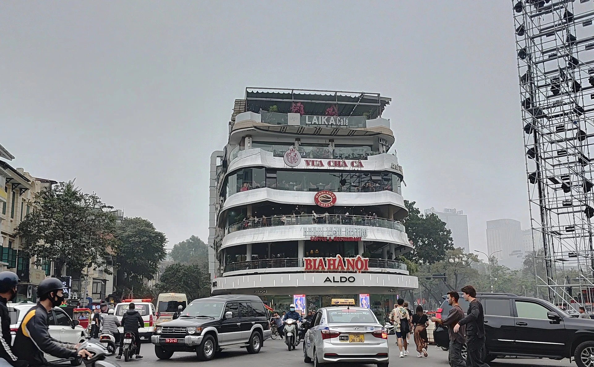 Quyết định dỡ bỏ tòa nhà "Hàm cá mập" nhận được sự quan tâm lớn của người dân và nhiều chuyên gia văn hóa, kiến trúc. Ảnh: MINH VY