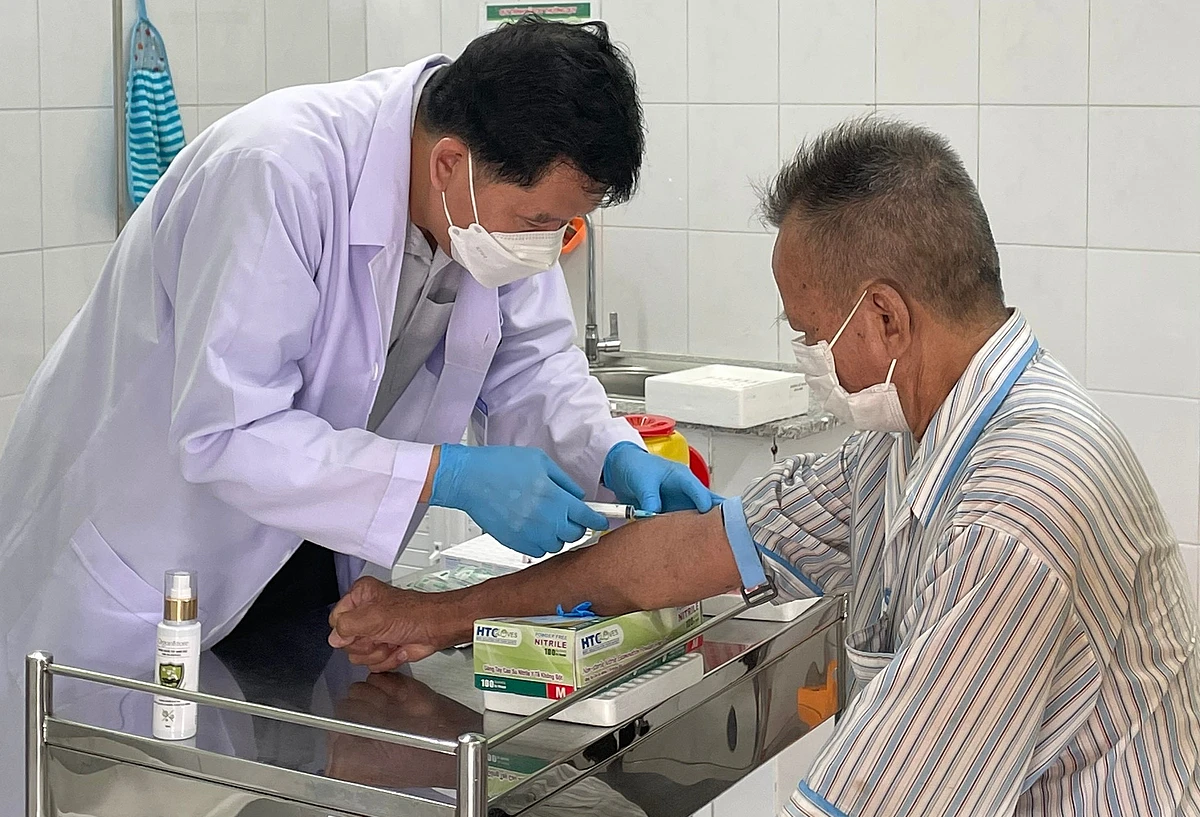 Lấy máu xét nghiệm khám sức khỏe miễn phí cho người cao tuổi tại Phường 14, Quận 11. Ảnh: Trung tâm Y tế Quận 11 Thành phố Hồ Chí Minh