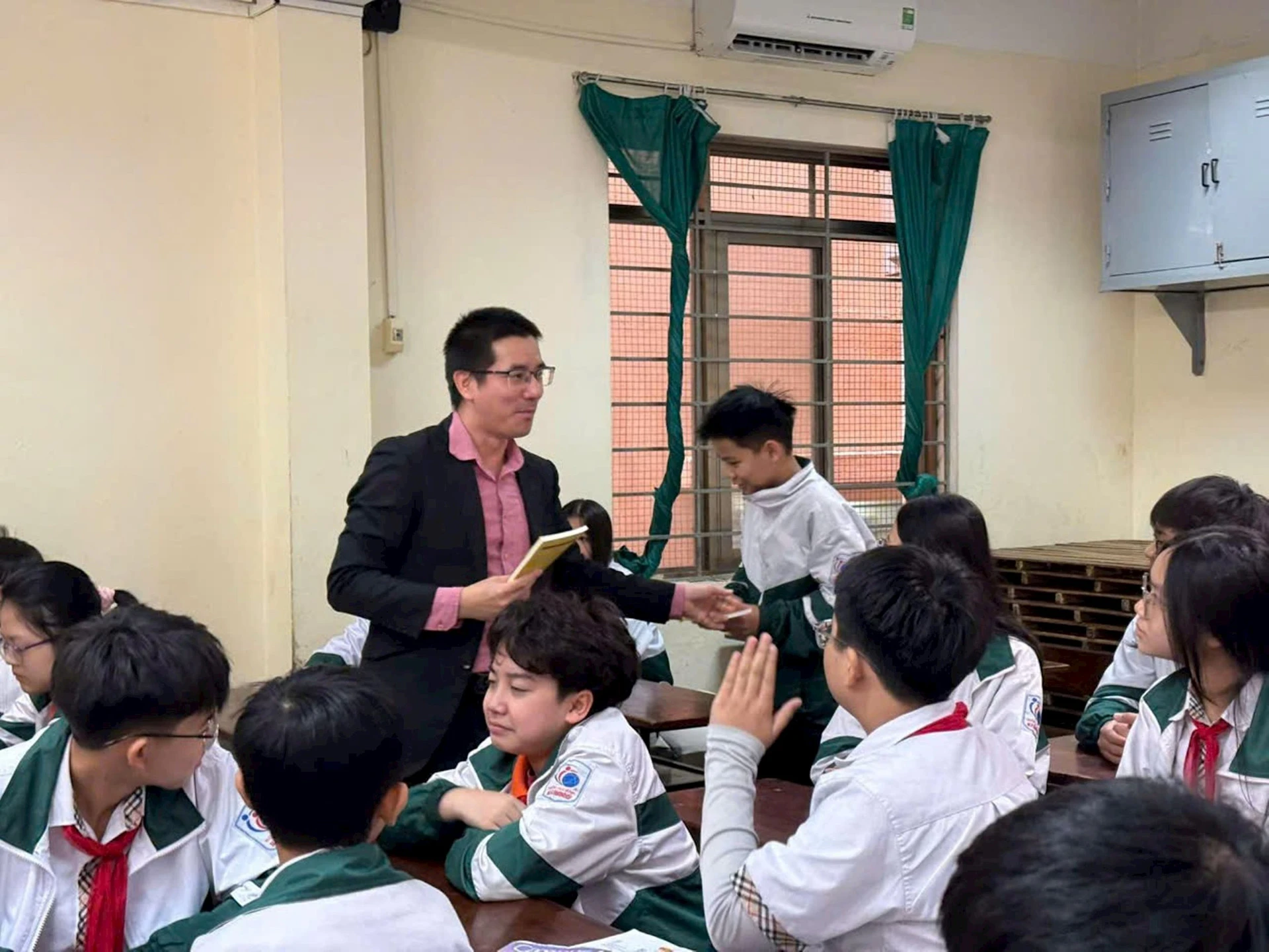 Diễn giả Nguyễn Quốc Vương giao lưu về văn hóa đọc với học sinh Trường THCS và THPT Lômônôxốp Hà Nội. Ảnh: NVCC