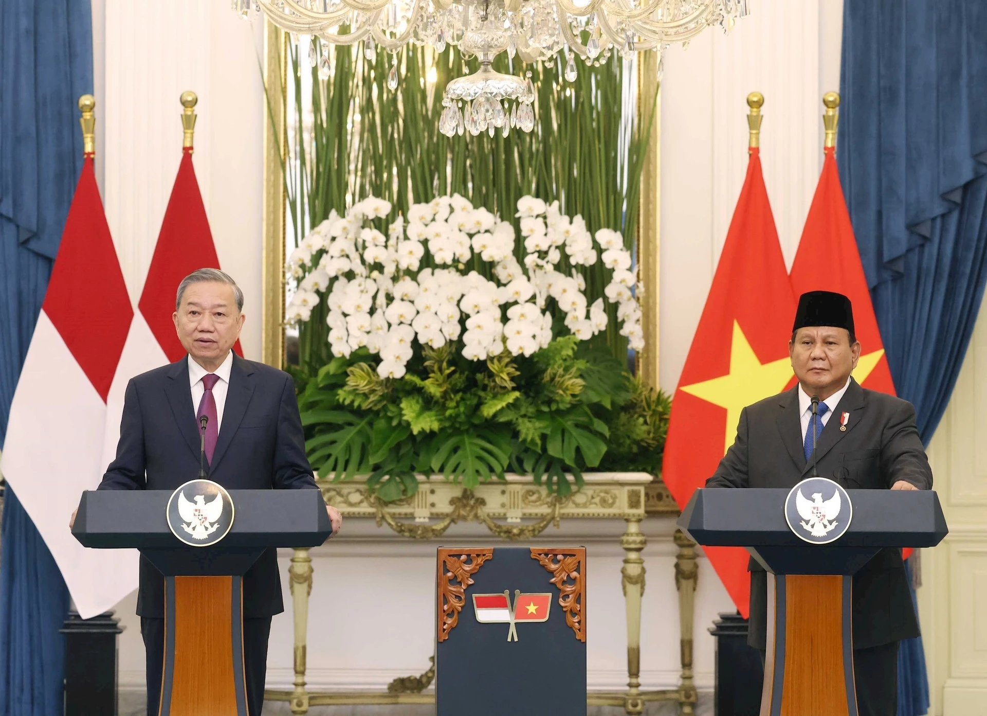 Tổng thống Indonesia Prabowo Subianto và Tổng Bí thư Tô Lâm chụp ảnh chung trước khi tiến hành hội đàm. Ảnh: TTXVN