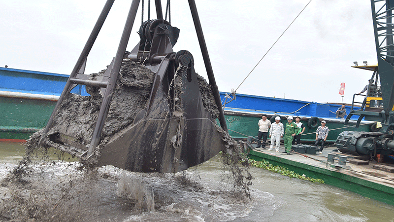 Nhiều nhà thầu thi công dự án ký hợp đồng khai thác, đưa phương tiện vận chuyển cát về dự án chậm.