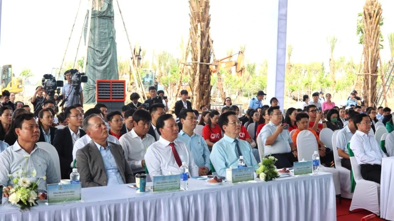 Phó Thủ tướng Chính phủ Mai Văn Chính cùng lãnh đạo chính quyền tỉnh qua các thời kỳ dự tại điểm cầu truyền hình trực tiếp tại Long An.