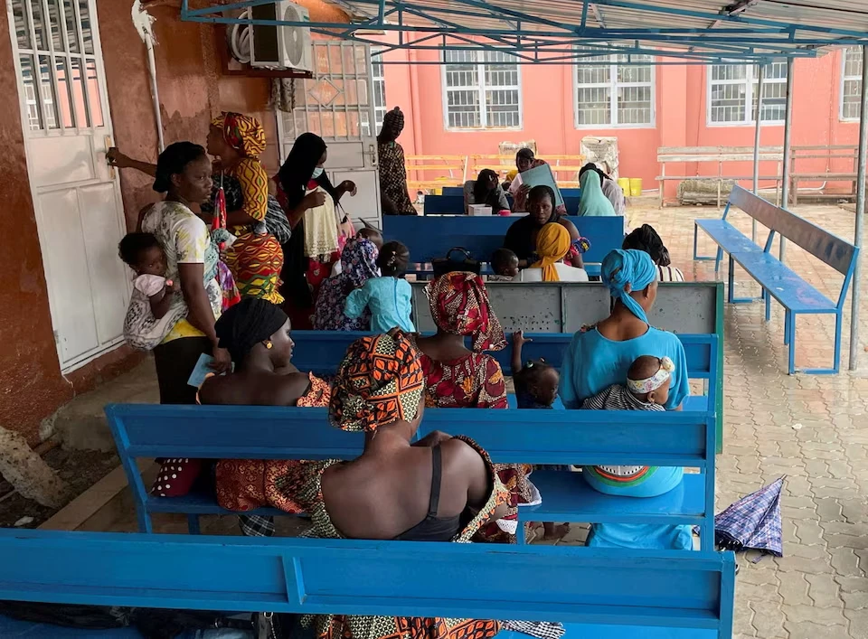 Tiêm chủng cho trẻ nhỏ ở Bundung, Gambia. (Ảnh: Reuters)