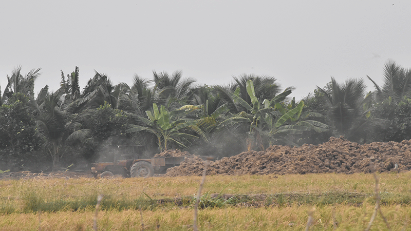 Xe máy cày chở đất chất thành đống ở ấp 2, xã Gia Thuận, huyện Gò Công Đông, tỉnh Tiền Giang.