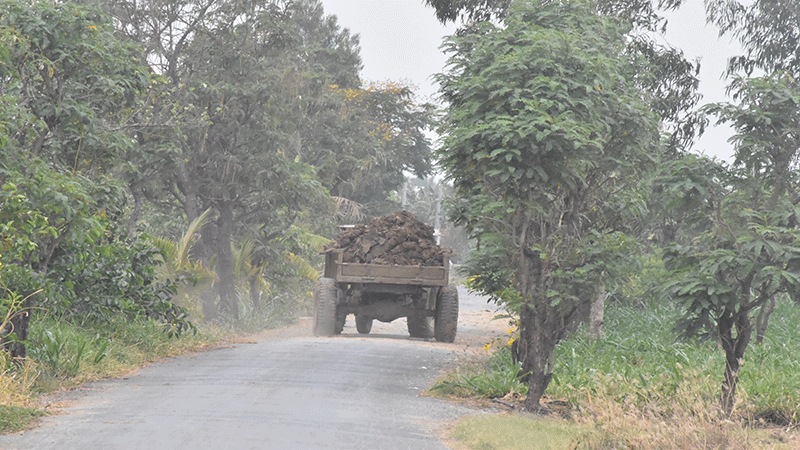 Xe máy cày chở đất trên tuyến đường nông thôn ở ấp 2, xã Gia Thuận, huyện Gò Công Đông, tỉnh Tiền Giang.