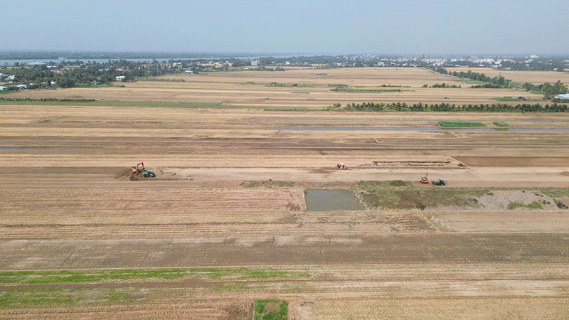 Khai thác đất trái phép ở xã Long Bình, huyện Gò Công Tây (Tiền Giang).
