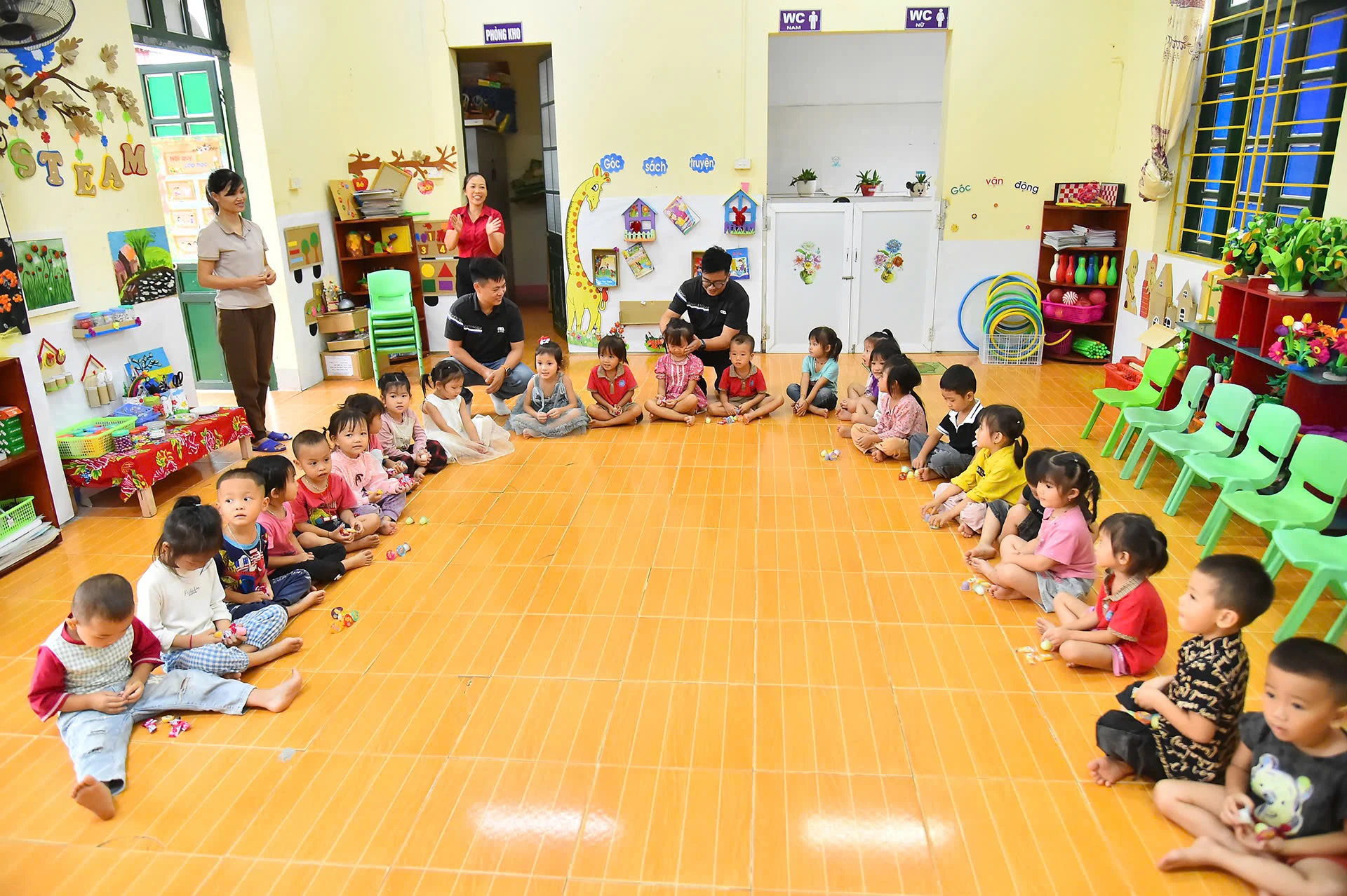Các nhà hảo tâm trao quà tặng học sinh Trường mầm non Hợp Thành (xã Hợp Thành, thành phố Lào Cai, tỉnh Lào Cai). (Ảnh MỸ HÀ)