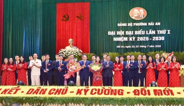 Đồng chí Trần Cẩm Tú, Ủy viên Bộ Chính trị, Thường trực Ban Bí thư và đồng chí Lê Tiến Châu, Ủy viên Trung ương Đảng, Bí thư Thành ủy Hải Phòng chúc mừng Ban Chấp hành Đảng bộ phường Hải An, nhiệm kỳ 2025-2030. (Ảnh XUÂN TRƯỜNG)