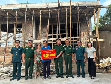 Cựu chiến binh Phạm Văn Lượng, thôn Phù Mã, xã Sóc Sơn, Hà Nội, nhận hỗ trợ xây nhà mới. (Ảnh NGỌC LAN)