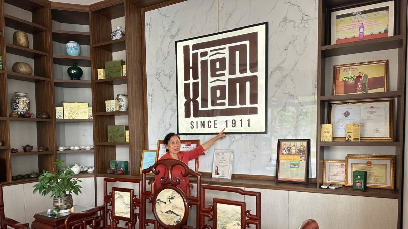 Bà Lưu Thị Hiền, chủ Cơ sở sản xuất chè sen Hiền Xiêm.