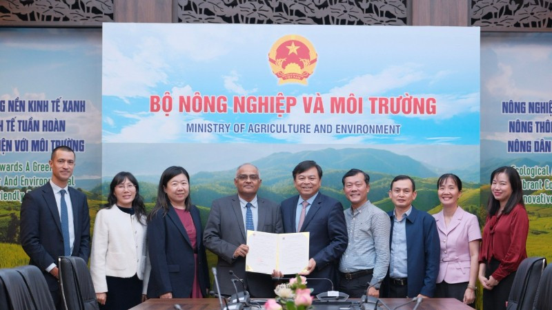 Thứ trưởng Nông nghiệp và Môi trường Nguyễn Hoàng Hiệp tiếp nhận thư xác nhận viện trợ chính thức từ phía ADB.