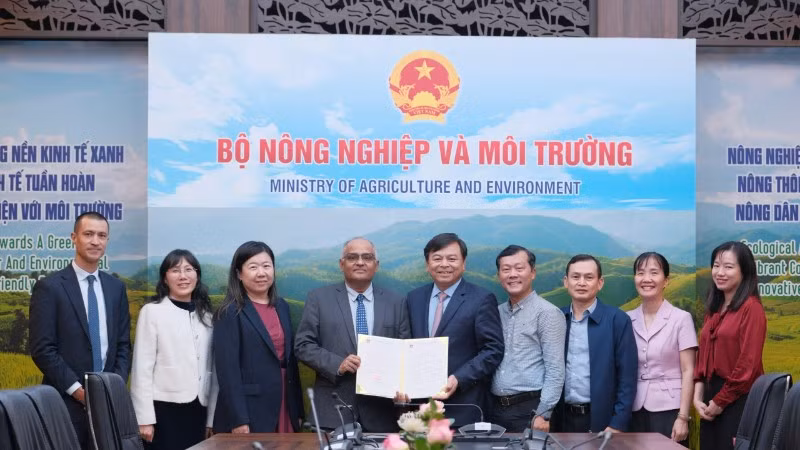 Thứ trưởng Nông nghiệp và Môi trường Nguyễn Hoàng Hiệp tiếp nhận thư xác nhận viện trợ chính thức từ phía ADB.