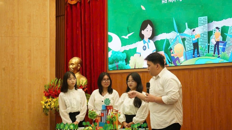 Sản phẩm “Thành phố bền vững” được tạo nên hoàn toàn từ vật liệu tái chế, tái hiện khát vọng về một thành phố của tương lai - nơi con người và thiên nhiên hòa hợp, mọi khó khăn đều trở thành cơ hội để đổi mới, phát triển.