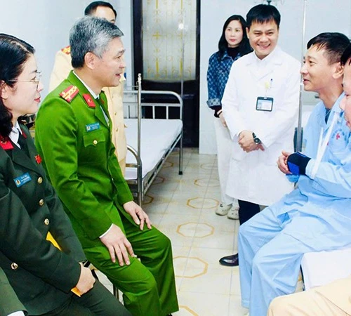 Công an Thanh Hóa thăm đồng đội bị thương khi thực hiện nhiệm vụ.