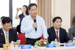 Nguyên Phó Chủ tịch Hội Doanh nhân trẻ Việt Nam Lê Trí Hải (áo trắng) được bổ nhiệm làm Chủ tịch Câu lạc bộ Công nghệ và Chuyển đổi số Doanh nhân trẻ Việt Nam. (Ảnh: Trung ương Hội Doanh nhân trẻ Việt Nam)