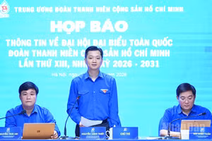 Bí thư thường trực Trung ương Đoàn, Chủ tịch Hội Sinh viên Việt Nam Nguyễn Minh Triết và các đồng chí chủ trì buổi họp báo.