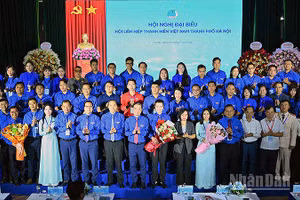 Đại diện Trung ương Đoàn, Trung ương Hội Liên hiệp thanh niên Việt Nam và các đơn vị liên quan tặng hoa chúc mừng Ủy ban Hội Liên hiệp thanh niên thành phố Hà Nội.