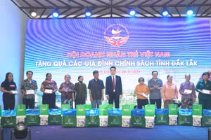 Đồng chí Hoàng Bình Quân, nguyên Ủy viên Trung ương Đảng, nguyên Trưởng Ban Đối ngoại Trung ương, Chủ tịch danh dự Hội Doanh nhân trẻ Việt Nam và Chủ tịch Hội Doanh nhân trẻ Việt Nam Đặng Hồng Anh (thứ 4 và 6 từ phải sang) trao quà tặng đại diện các gia đình chính sách, hoàn cảnh khó khăn. 