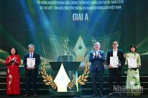 Các đồng chí Bùi Thị Minh Hoài, Lương Quốc Đoàn (lần lượt thứ nhất và ba từ trái sang) trao giải A Giải báo chí và giải A Cuộc thi viết cho các tác giả, đại diện nhóm tác giả tiêu biểu.