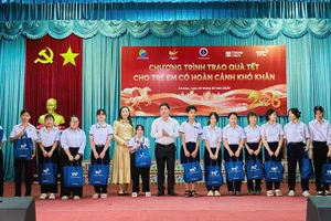 Ban tổ chức chương trình trao quà Tết tặng một số đại diện thiếu nhi hoàn cảnh khó khăn trên địa bàn tỉnh.