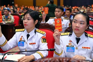 Các đại biểu biểu quyết tại Đại hội.