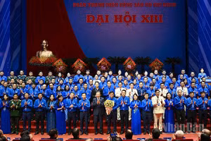 Tổng Bí thư, Chủ tịch nước Tô Lâm tặng hoa chúc mừng Ban Chấp hành Trung ương Đoàn khóa XIII, nhiệm kỳ 2026-2031.