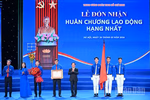 Đồng chí Trịnh Văn Quyết thay mặt lãnh đạo Đảng, Nhà nước trao Huân chương Lao động hạng Nhất tặng Trung ương Đoàn Thanh niên Cộng sản Hồ Chí Minh.