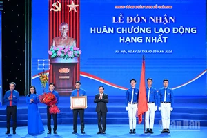 Đồng chí Trịnh Văn Quyết thay mặt lãnh đạo Đảng, Nhà nước trao Huân chương Lao động hạng Nhất tặng Trung ương Đoàn Thanh niên Cộng sản Hồ Chí Minh.