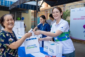 Người dân địa phương hồ hởi đến tham gia chương trình.