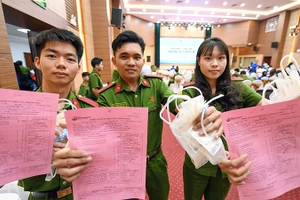 Đông đảo đoàn viên thanh niên các lực lượng tham gia chương trình.