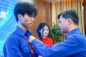 Bí thư Thường trực Trung ương Đoàn Nguyễn Minh Triết trao huy hiệu "Tuổi trẻ dũng cảm" tặng sinh viên Nguyễn Lê Tú.