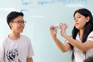 Giảng viên và học viên một trung tâm đào tạo ngoại ngữ tại Thành phố Hồ Chí Minh (Ảnh: nhân vật cung cấp)