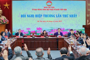 Các đại biểu hiệp thương thông qua một số nội dung tại Hội nghị.